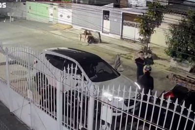 Vídeo: Homem com criança no colo é assaltado em Bento Ribeiro