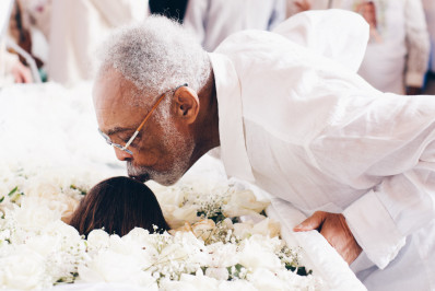 Gilberto Gil se despede de Preta com beijo na testa
