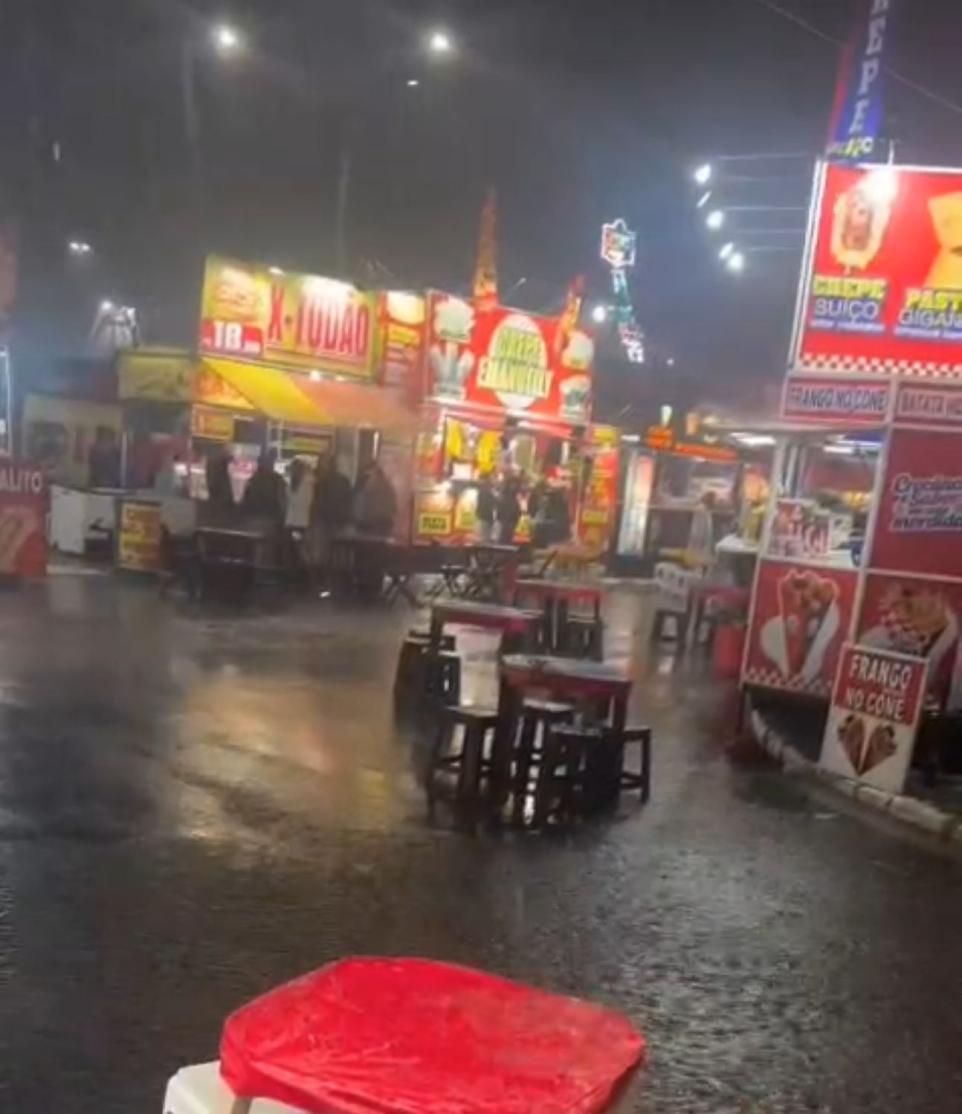 Chuva intensa provocou o cancelamento das competições de rodeio, mas programação segue nos próximos dias da Expo Macaé