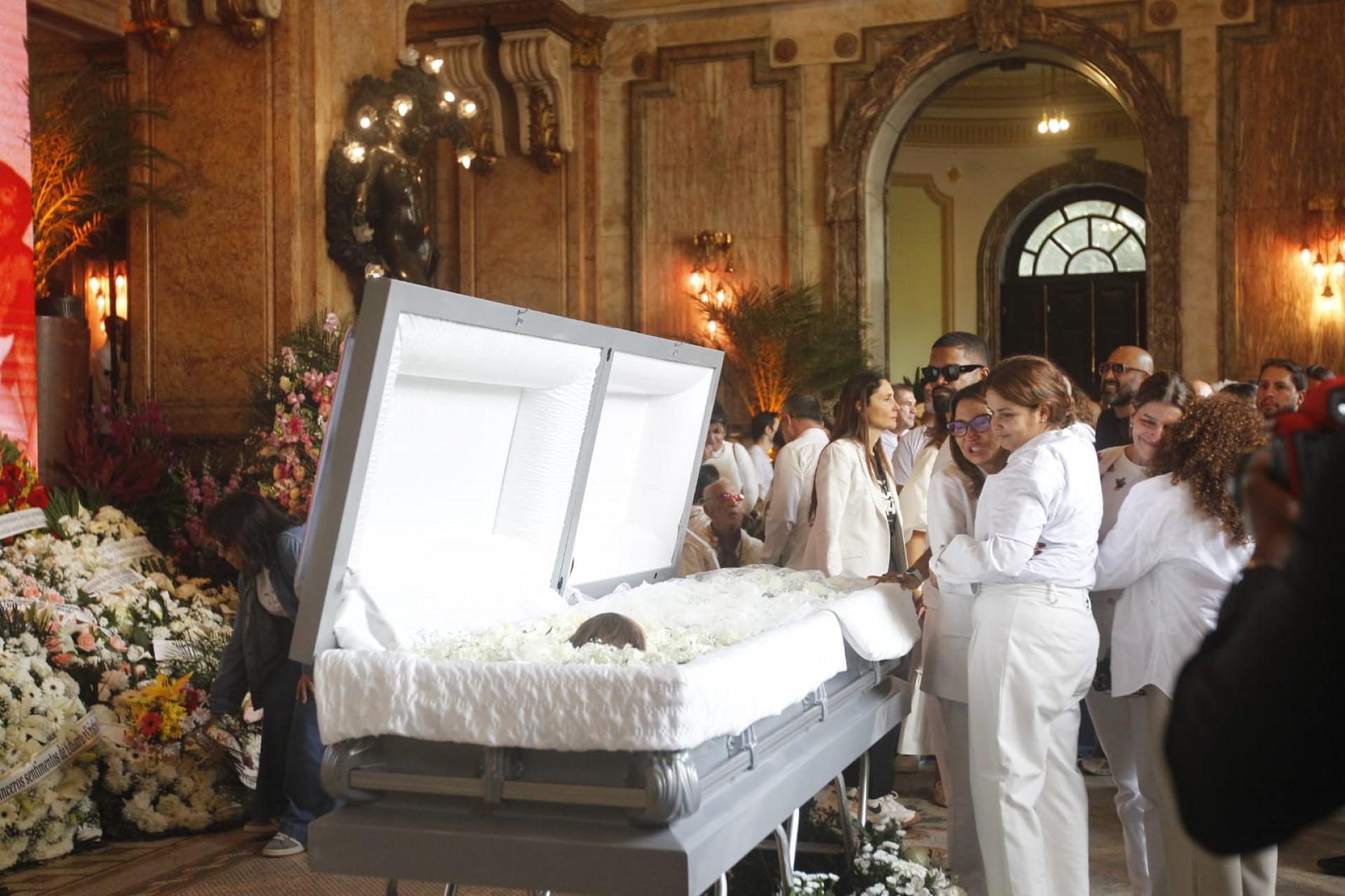 Janja se despedindo da Preta Gil, nesta sexta-feira (25) - Reginaldo Pimenta / Agência O Dia