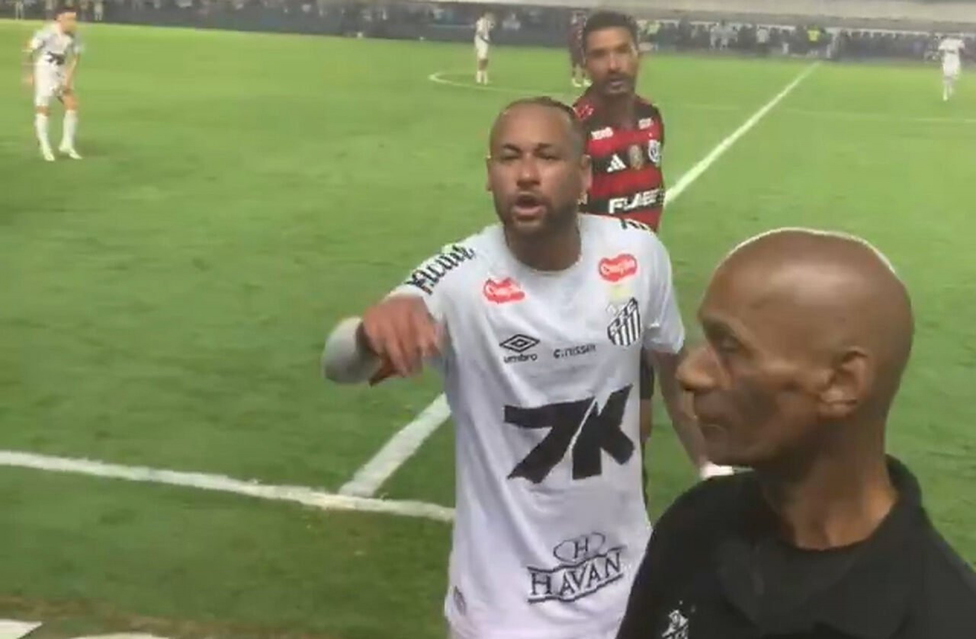 Bate-boca com torcedor vira rotina de Neymar em volta ao Santos&nbsp;