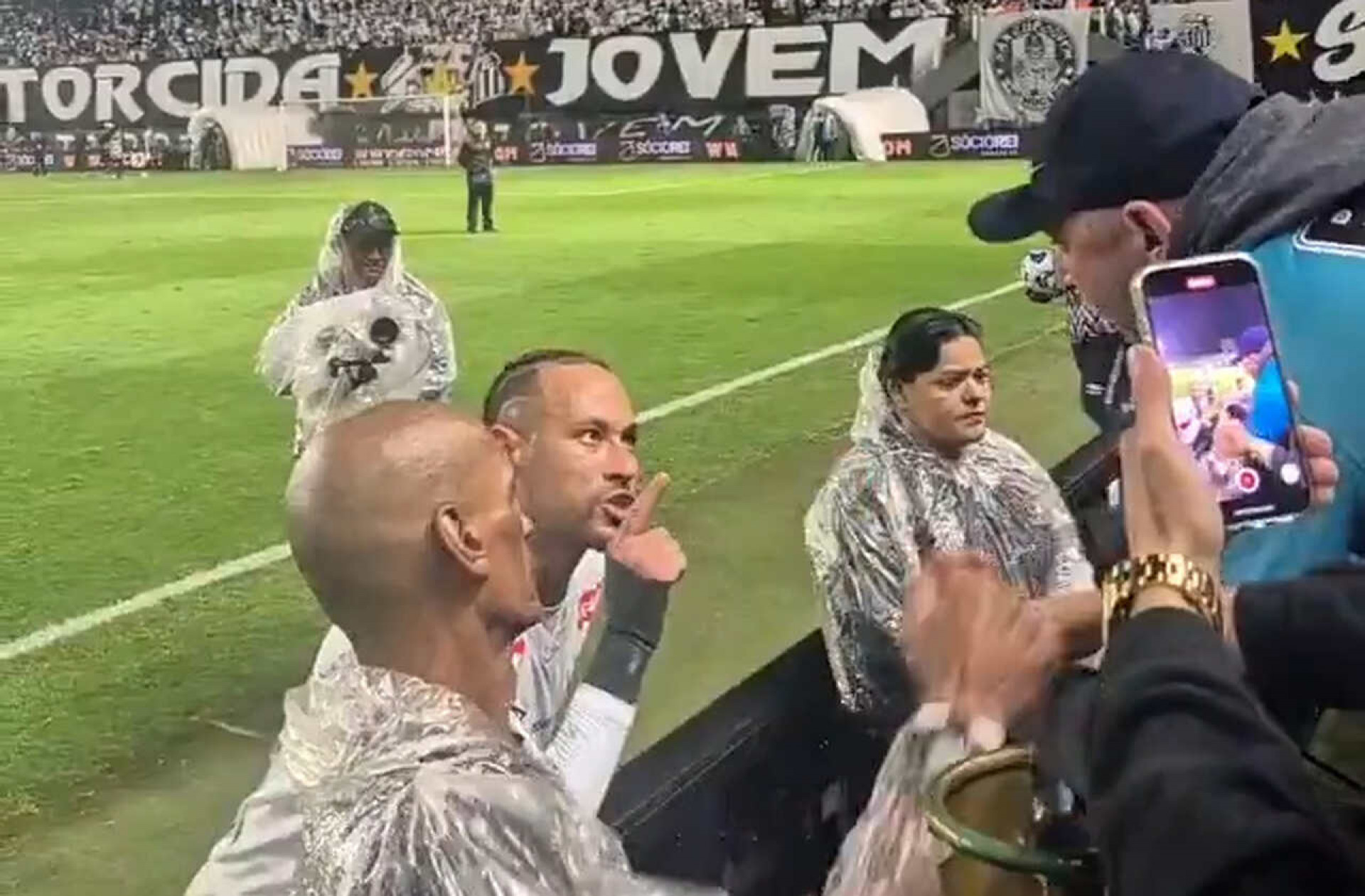 Torcedor que discutiu com Neymar revela amea&ccedil;as e medo de voltar &agrave; Vila