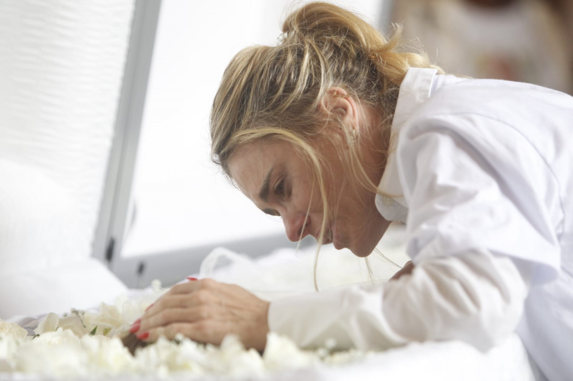 A atriz Carolina Dieckmmann vai às lágrimas no velório de Preta Gil - Reginaldo Pimenta