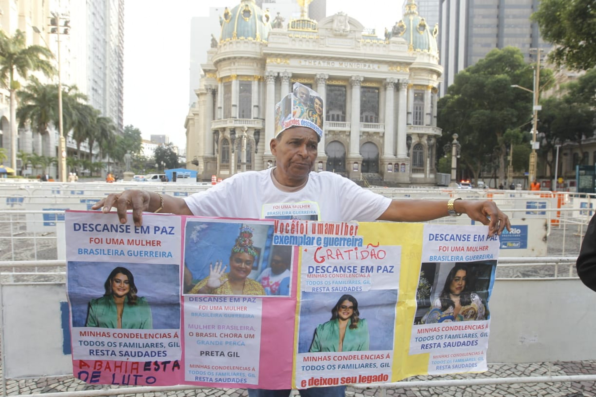 Antônio da Paz chegou de madrugada ao Theatro Municipal - Reginaldo Pimenta / Agência O Dia