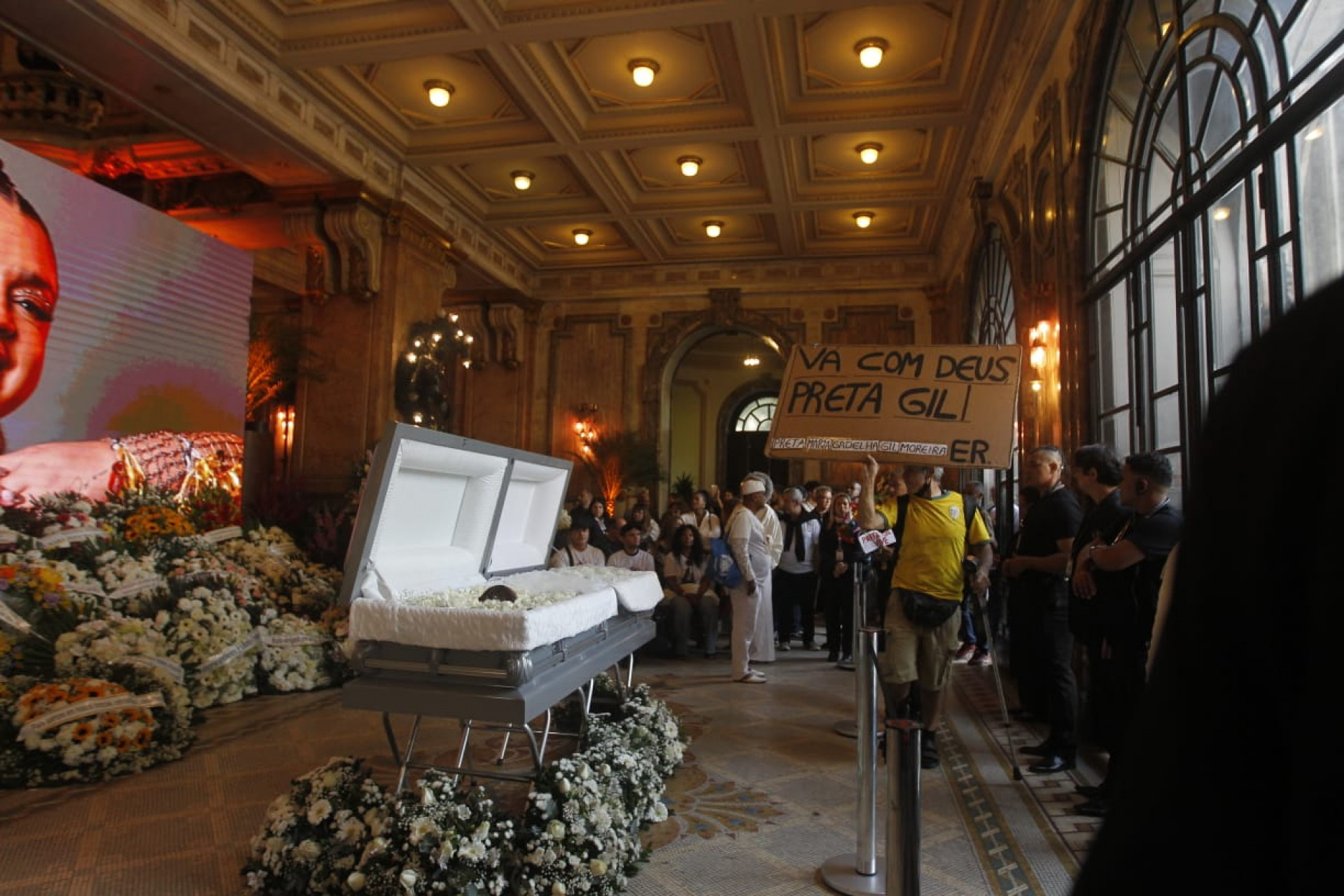 Fãs levaram cartazes em homenagem à cantora - Reginaldo Pimenta / Agência O Dia