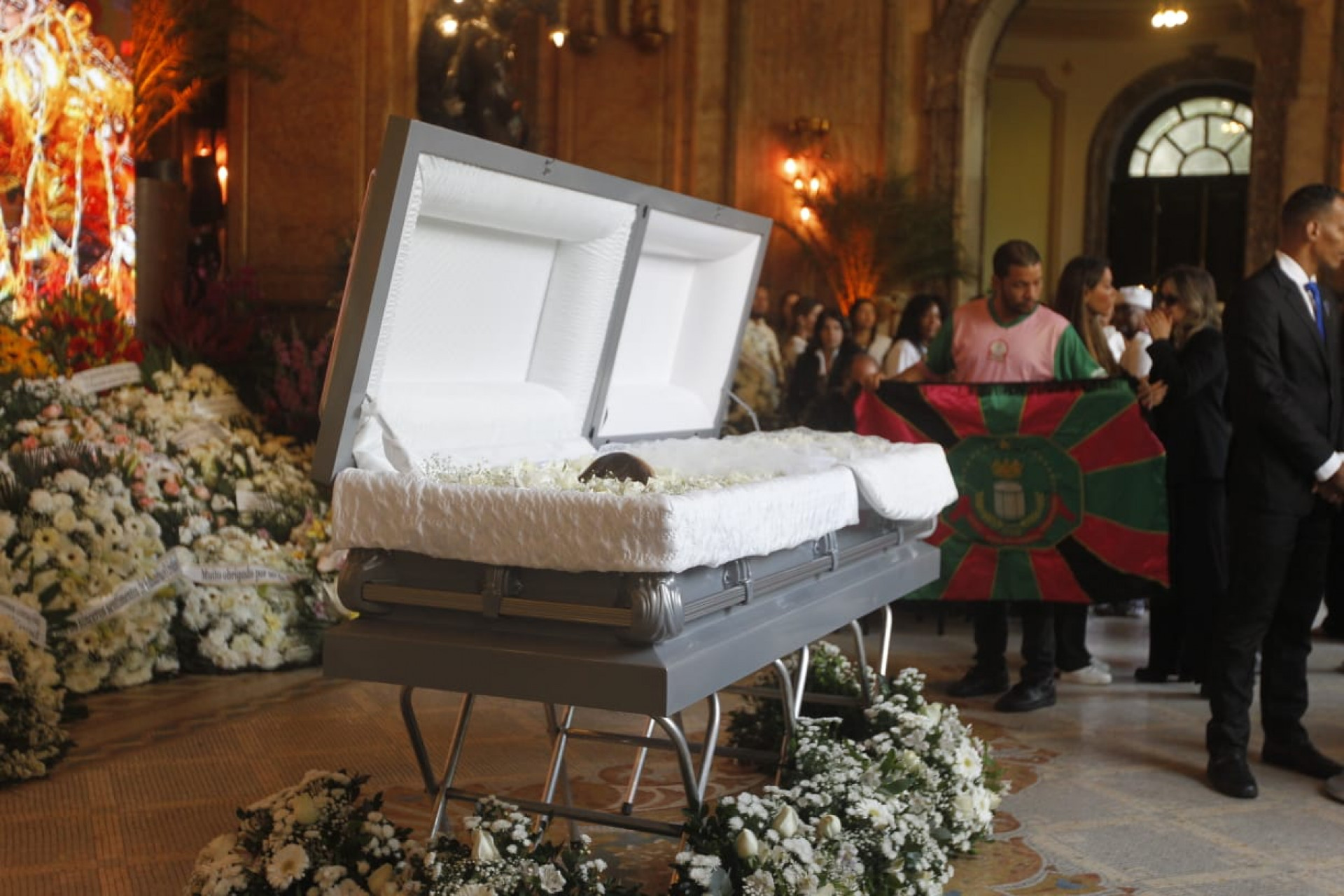 Uma bandeira da Mangueira foi estendida em frente ao caixão - Reginaldo Pimenta / Agência O Dia