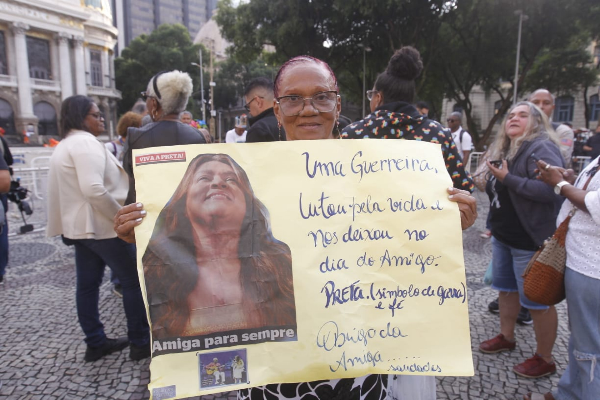 A cabeleireira Norma Maria levou um cartaz em homenagem à Preta Gil - Reginaldo Pimenta / Agência O Dia