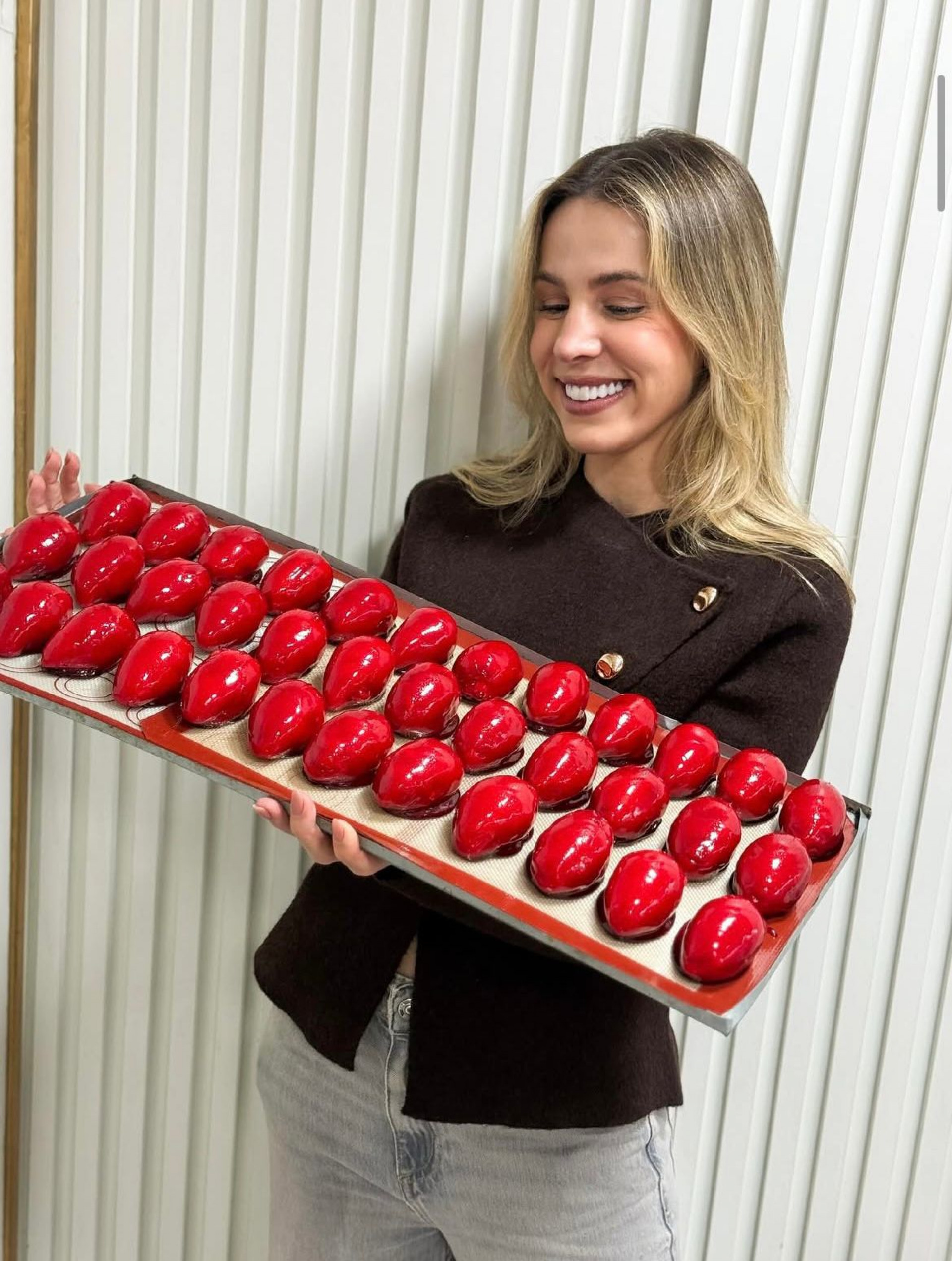 Marcelle Clark com produções do morango do amor da sua loja