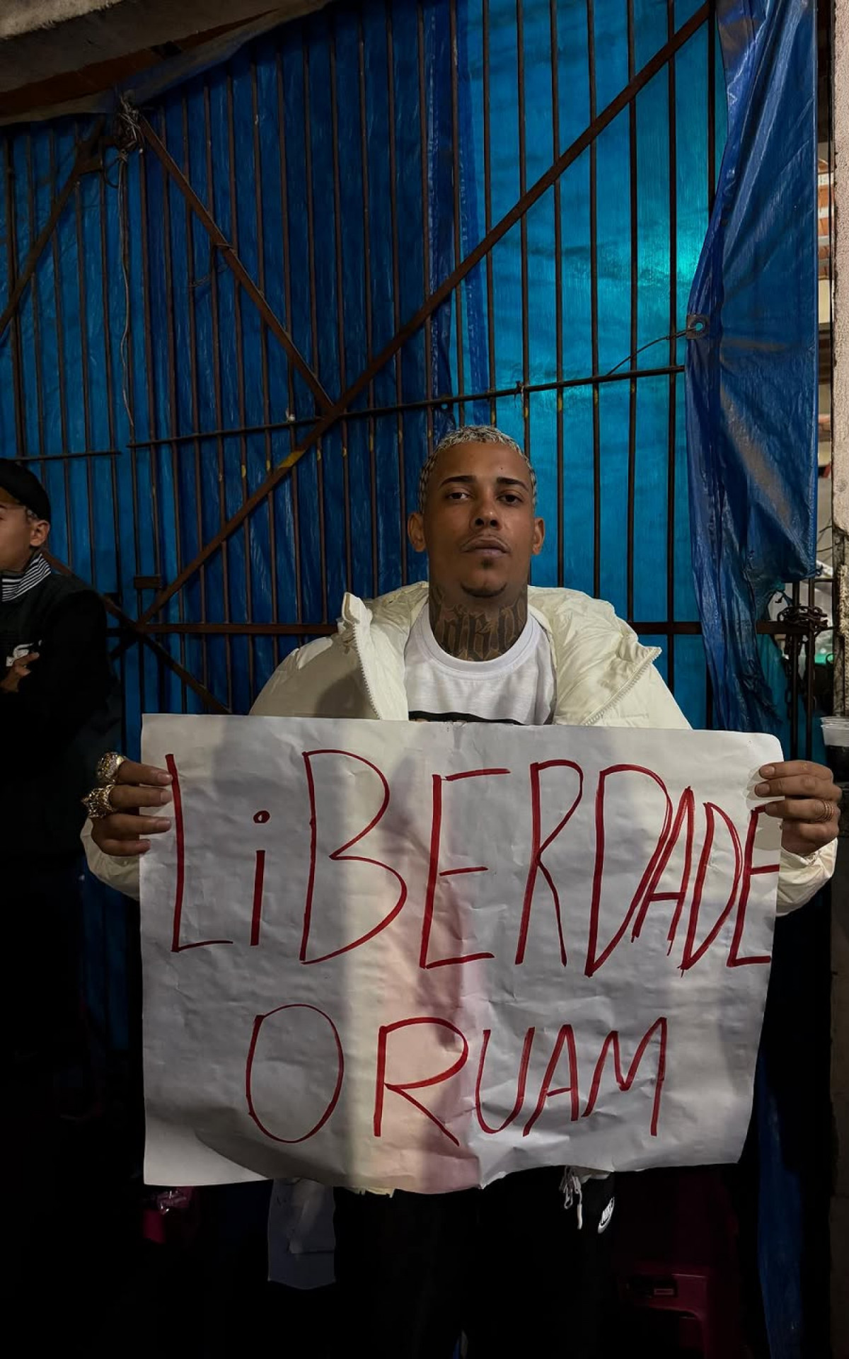 MC Poze protesta em frente ao Complexo de Gericinó - Reprodução/Instagram