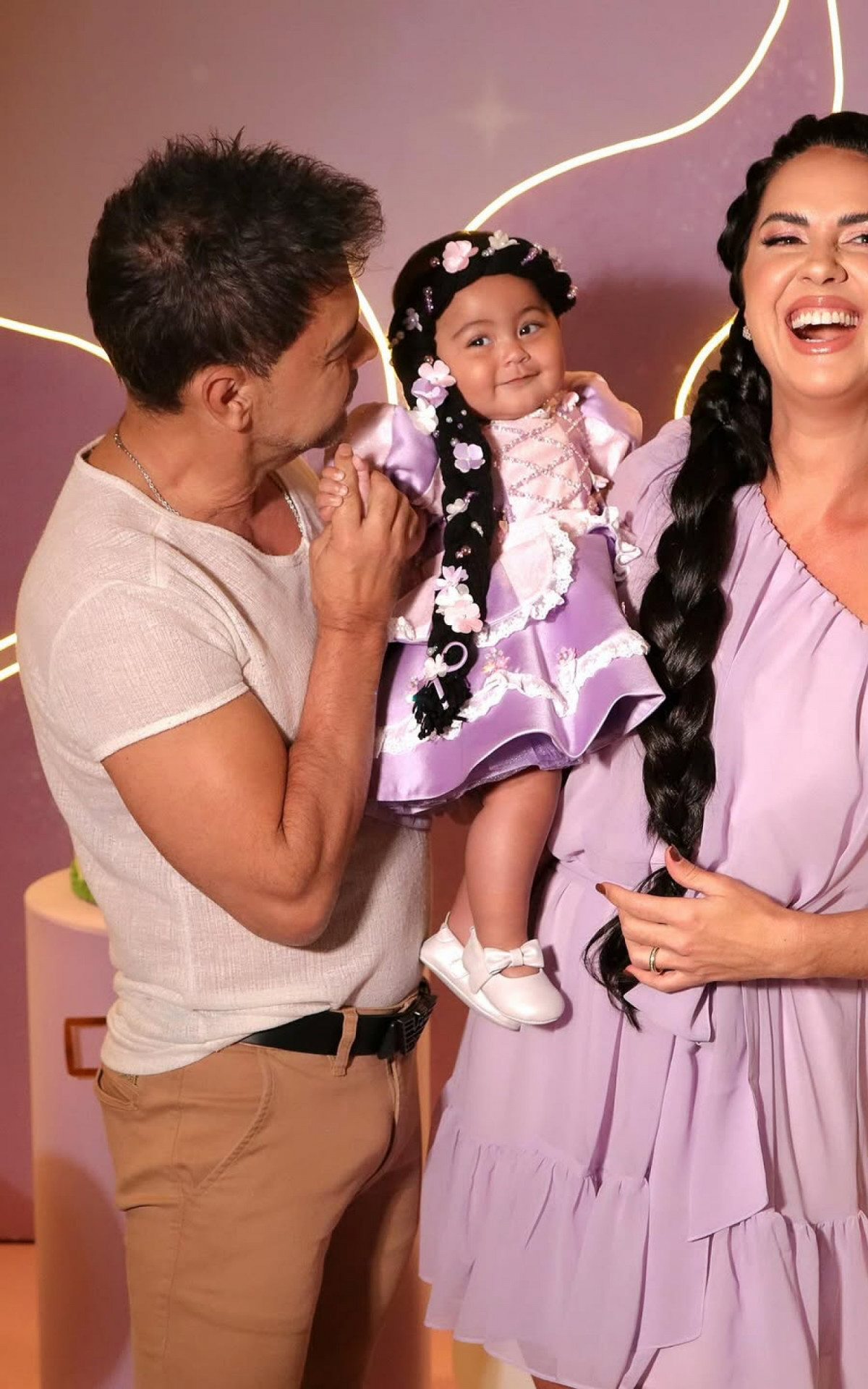 Zezé di Camargo e Graciele Lacerda festejam o sétimo mês de Clara - Reprodução/Instagram