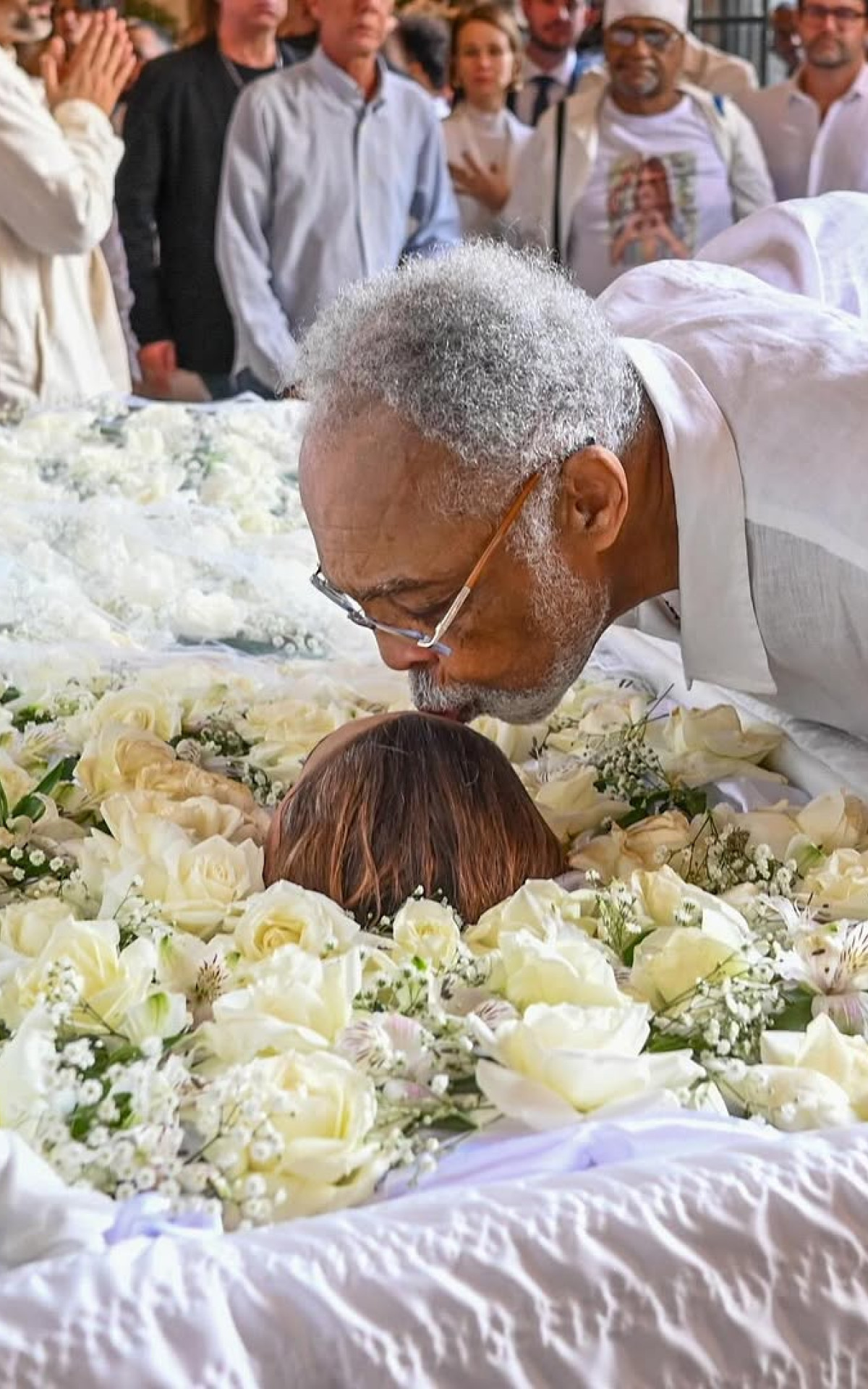 Gilberto Gil beja o rosto da filha Preta Gil no velório - Reprodução/Instagram @gilbertogil