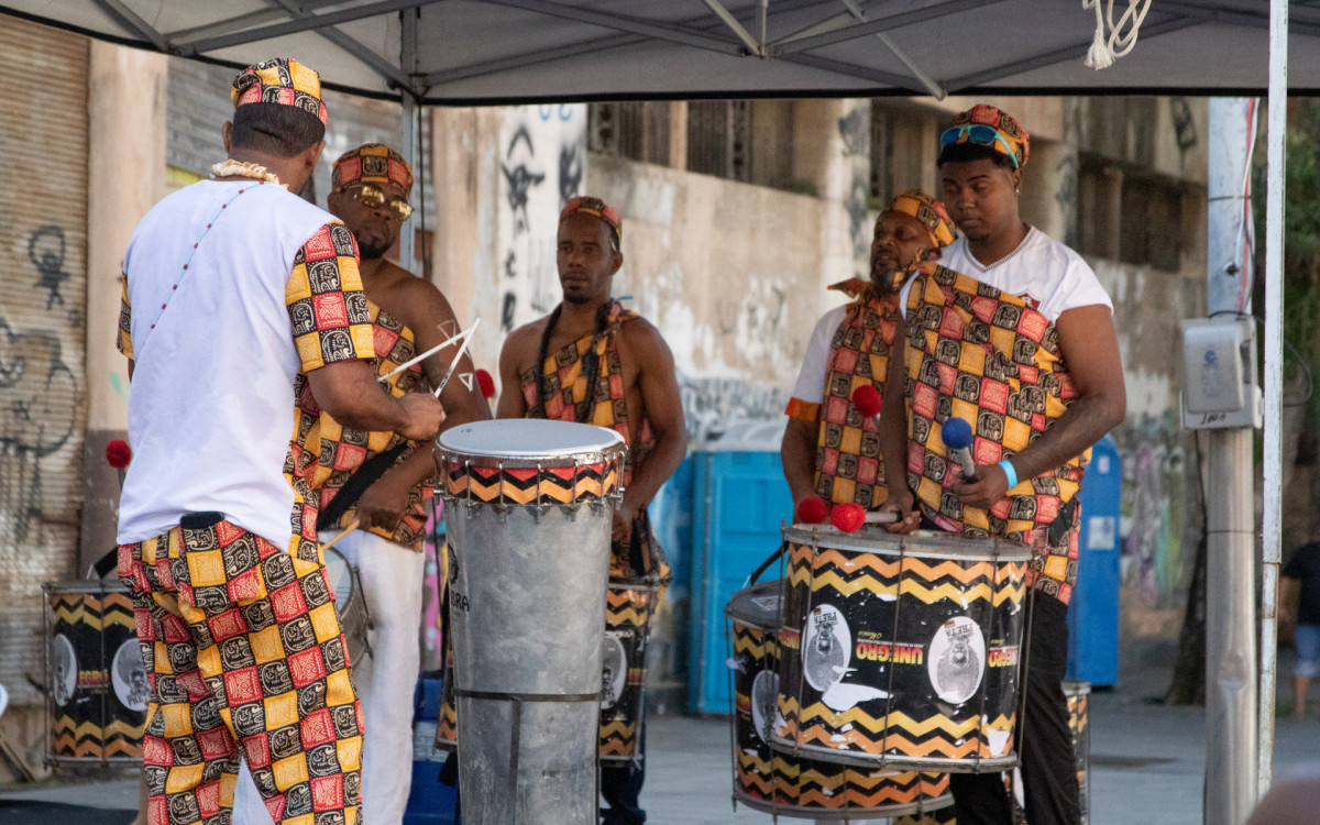 Celebra&ccedil;&atilde;o da 14&ordf; Lavagem do Cais do Valongo na Pra&ccedil;a Jornal do Com&eacute;rcio, no Centro do Rio