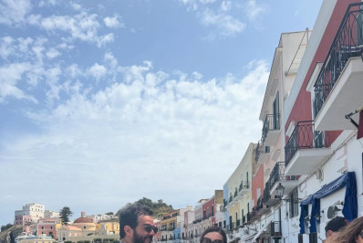 Fátima Bernardes combina look com namorado durante viagem