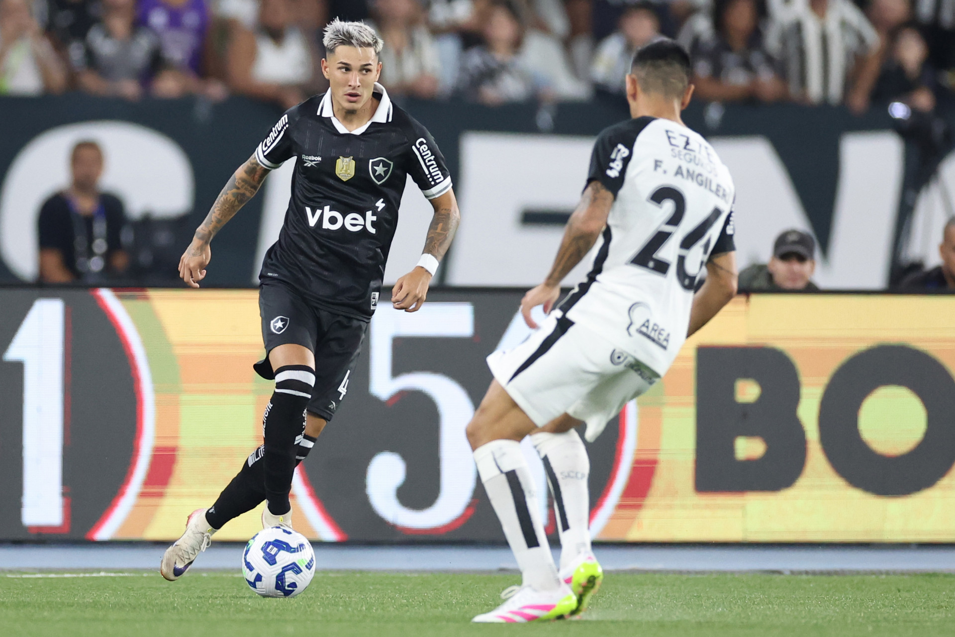 Mateo Ponte em ação pelo Botafogo diante do Corinthians - Vítor Silva / Botafogo