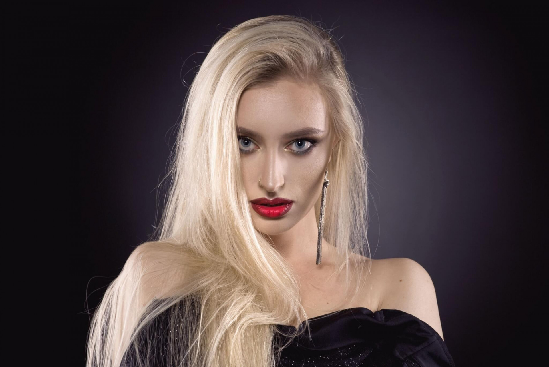 A tend&ecirc;ncia "boca de vampira" consiste em contornar os l&aacute;bios com um tom mais escuro e deixar o centro mais claro e luminoso (Imagem: Goddess_makers | Shutterstock)