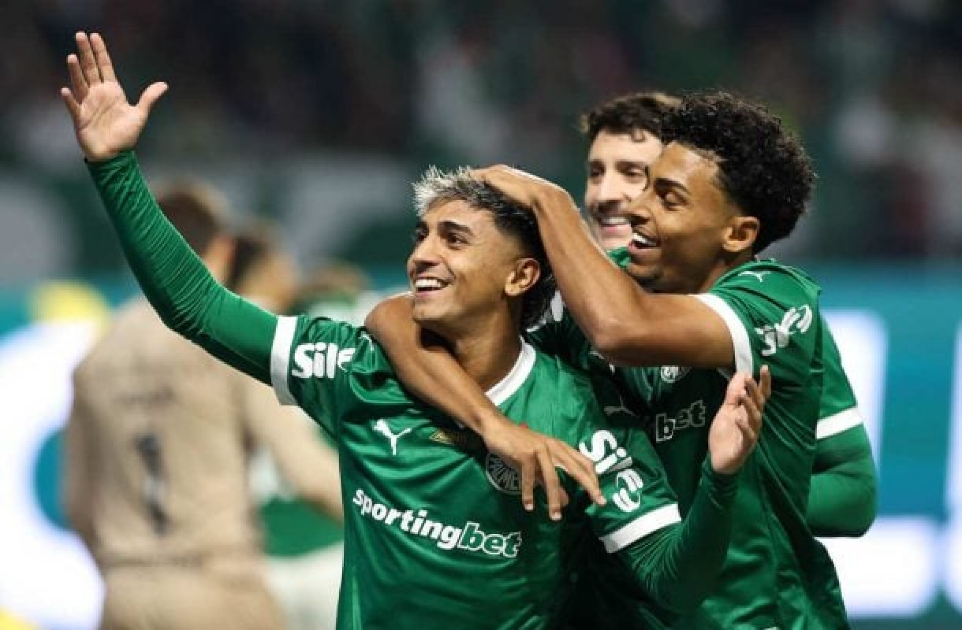 Facundo Torres marca, Palmeiras vence o Gr&ecirc;mio e encosta no l&iacute;der do Brasileir&atilde;o
