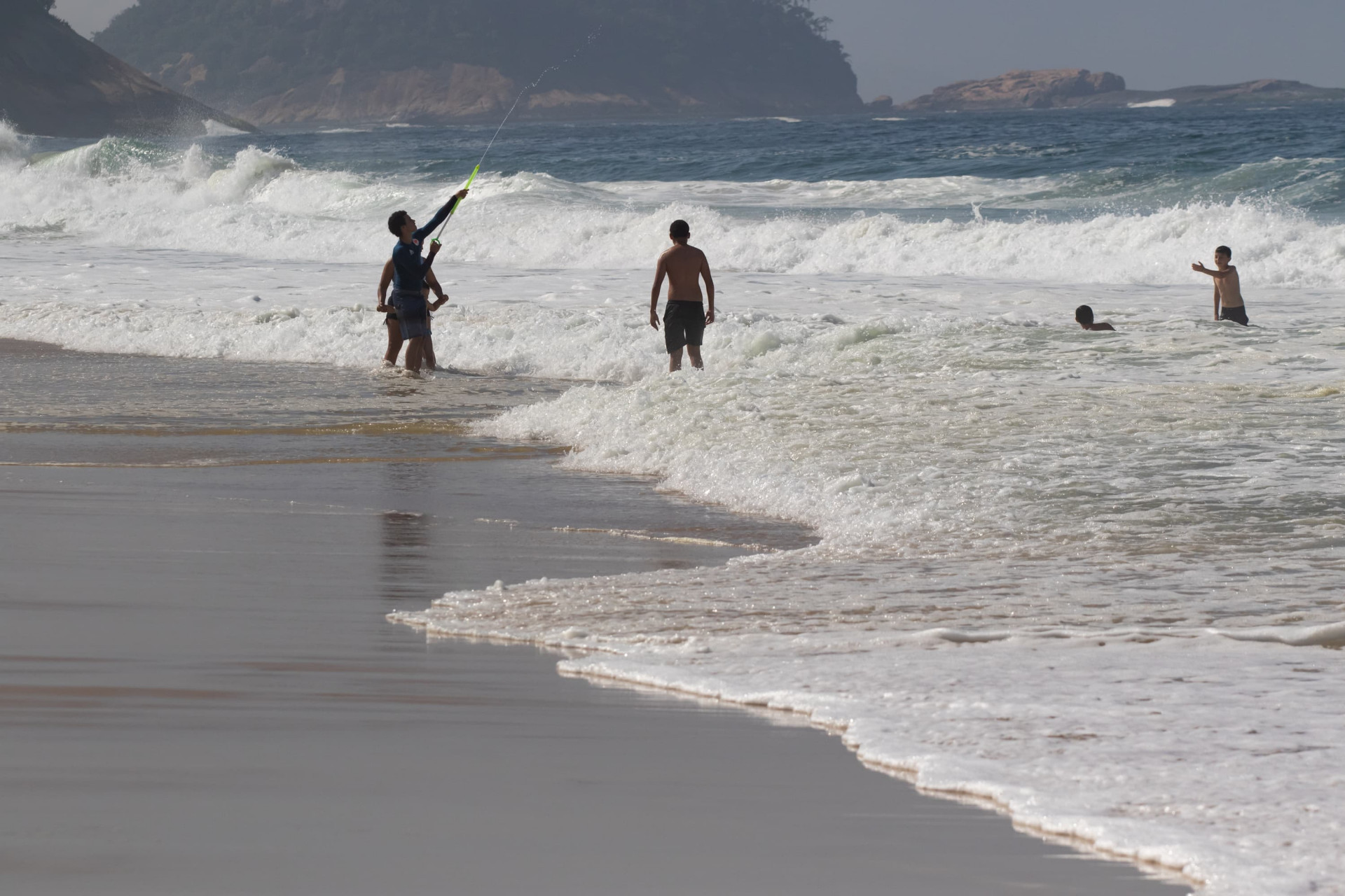 Com o tempo estável, cariocas e turistas aproveitaram a praia de Copacabana, na Zona Sul do Rio - Érica Martin / Agência O Dia