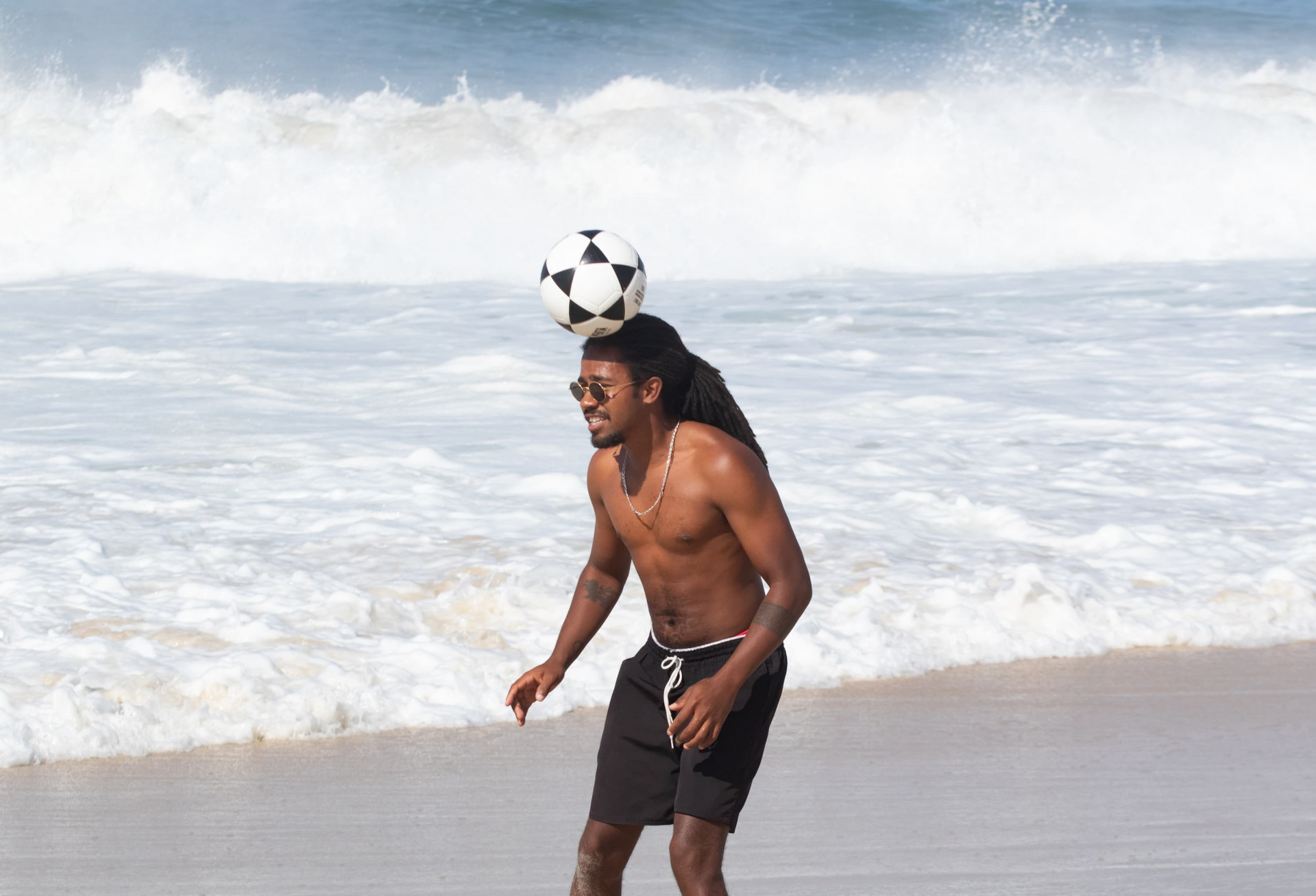 Com o tempo estável, cariocas e turistas aproveitaram a praia de Copacabana, na Zona Sul do Rio - Érica Martin / Agência O Dia