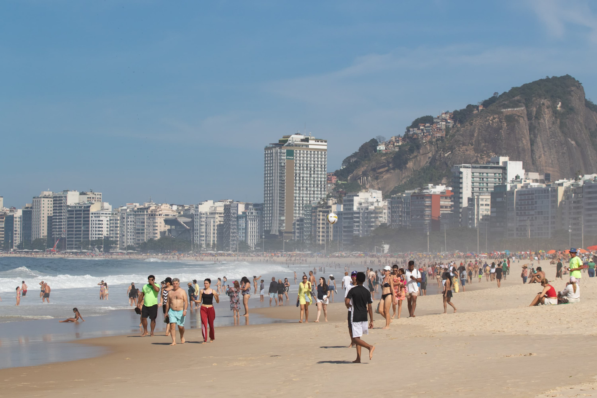 Com o tempo estável, cariocas e turistas aproveitaram a praia de Copacabana, na Zona Sul do Rio - Érica Martin / Agência O Dia