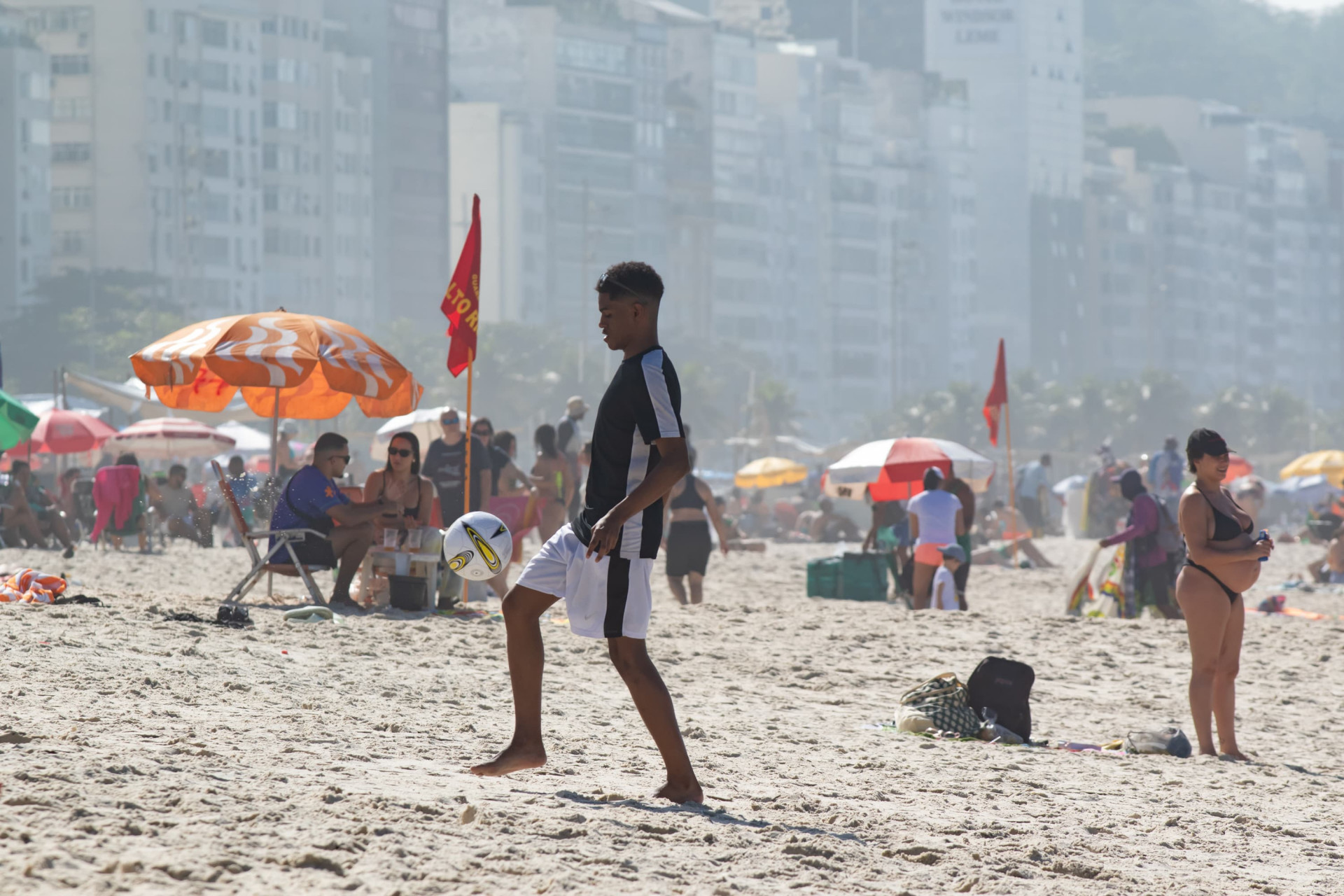 Com o tempo estável, cariocas e turistas aproveitaram a praia de Copacabana, na Zona Sul do Rio - Érica Martin / Agência O Dia