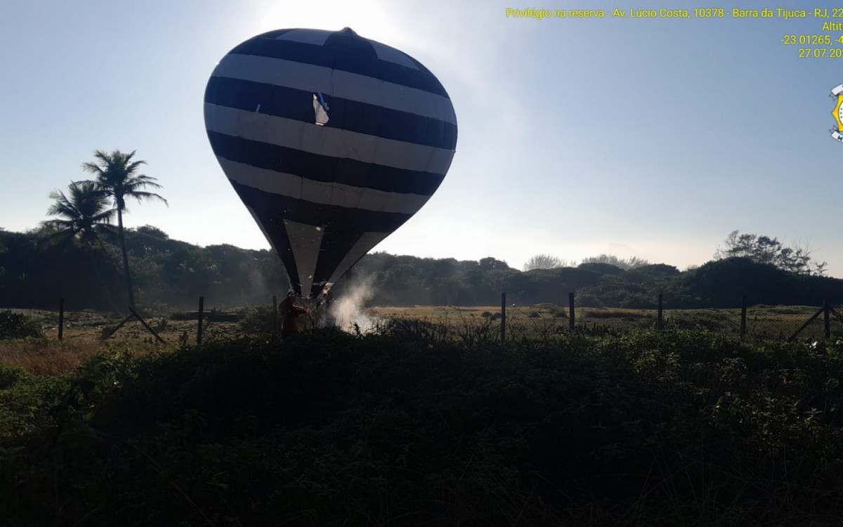 Guardas municipais apreendem balão que caiu ainda em chamas no Recreio dos Bandeirantes
