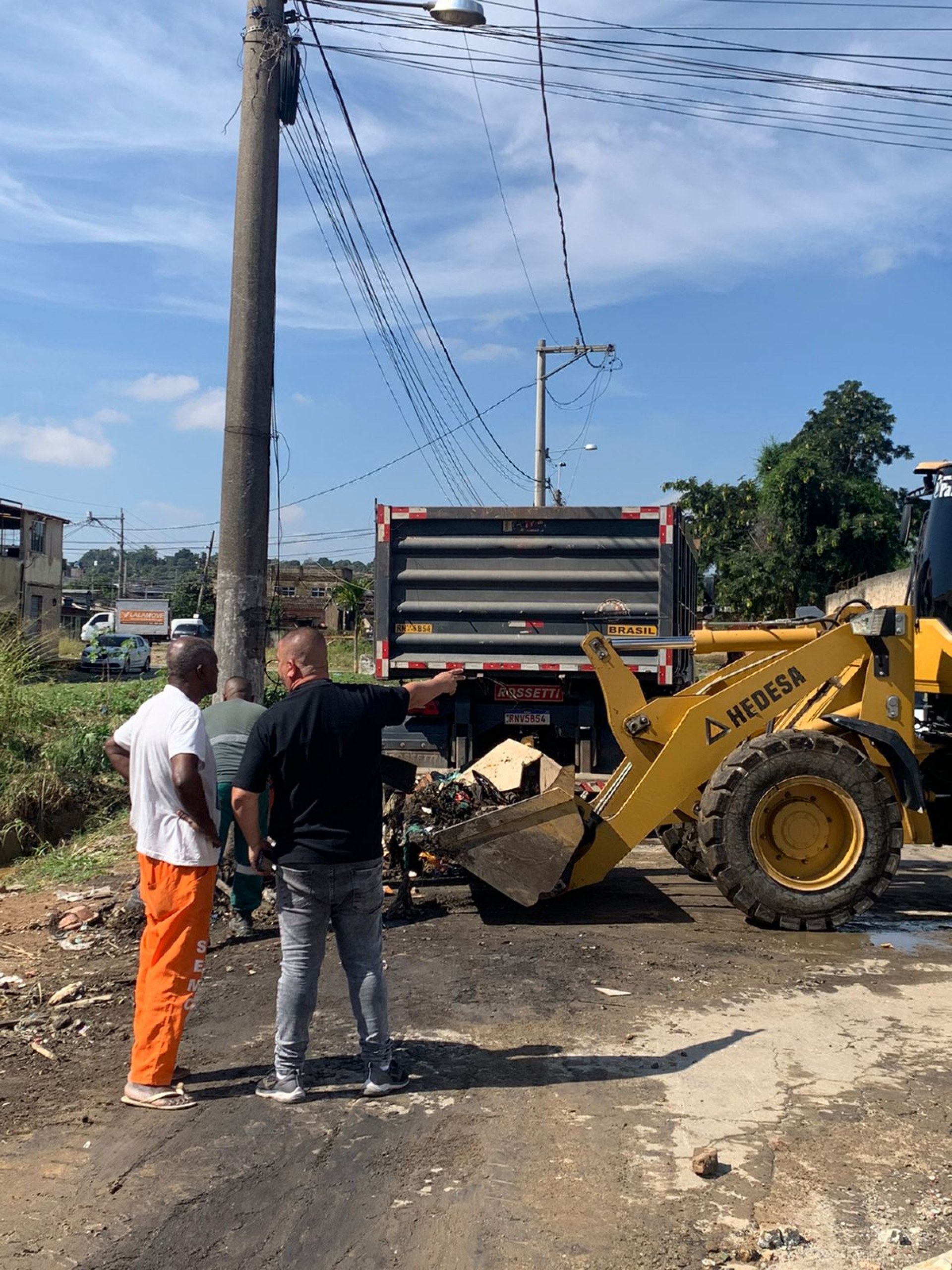 O secret&aacute;rio de Servi&ccedil;os P&uacute;blicos, Christiano Pontes (D) acompanhou de perto os trabalhos   - Divulga&ccedil;&atilde;o
