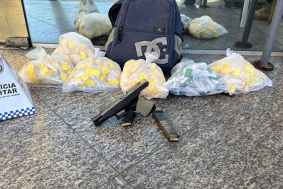 PM prende suspeitos e apreende droga, pistola e kit de rajada em Rio das Ostras