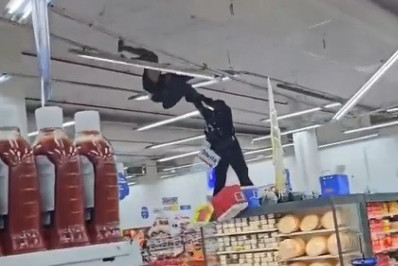 Vídeo: Homem escala prateleiras e se pendura no teto de supermercado na Penha