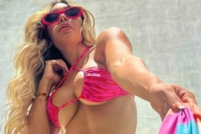 Musa do Cerro Porteño sensualiza com biquiní rosa e recebe elogios