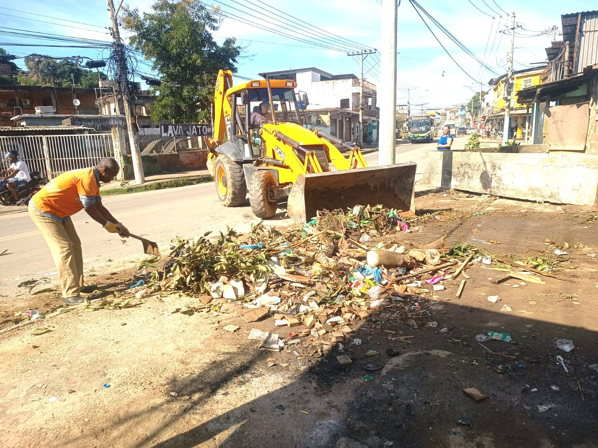 O lixo espalhado pelas ruas foi recolhido em diversos pontos do município
 - Divulgação