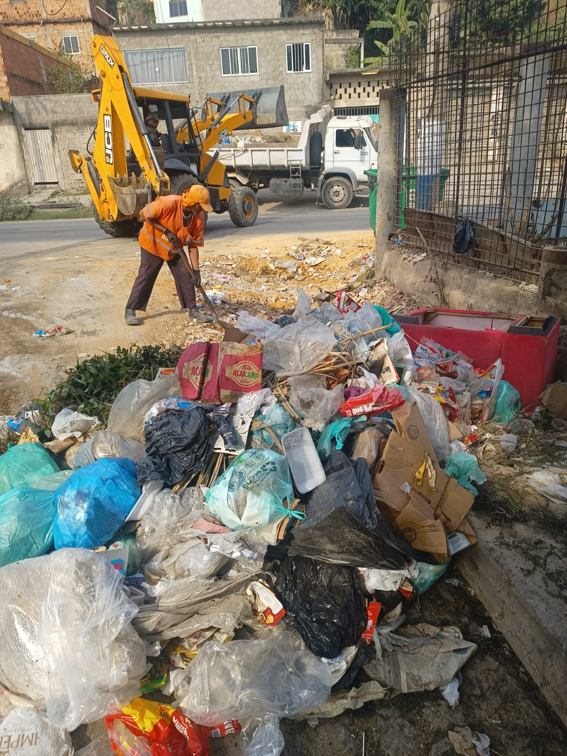 Diversos pontos com lixo foram limpos para evitar a proliferação de ratos e insetos
 - Divulgação