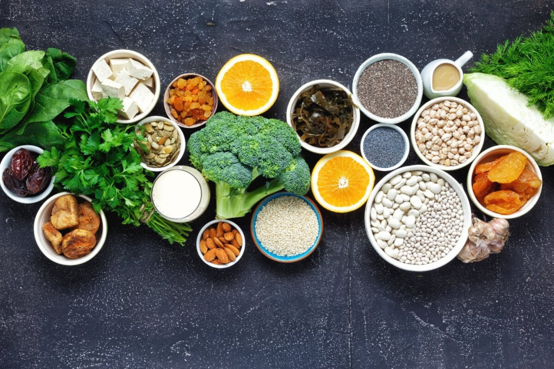 Manter uma dieta equilibrada e rica em cálcio é essencial para a saúde dos ossos e do organismo (Imagem: KucherAV | Shutterstock)