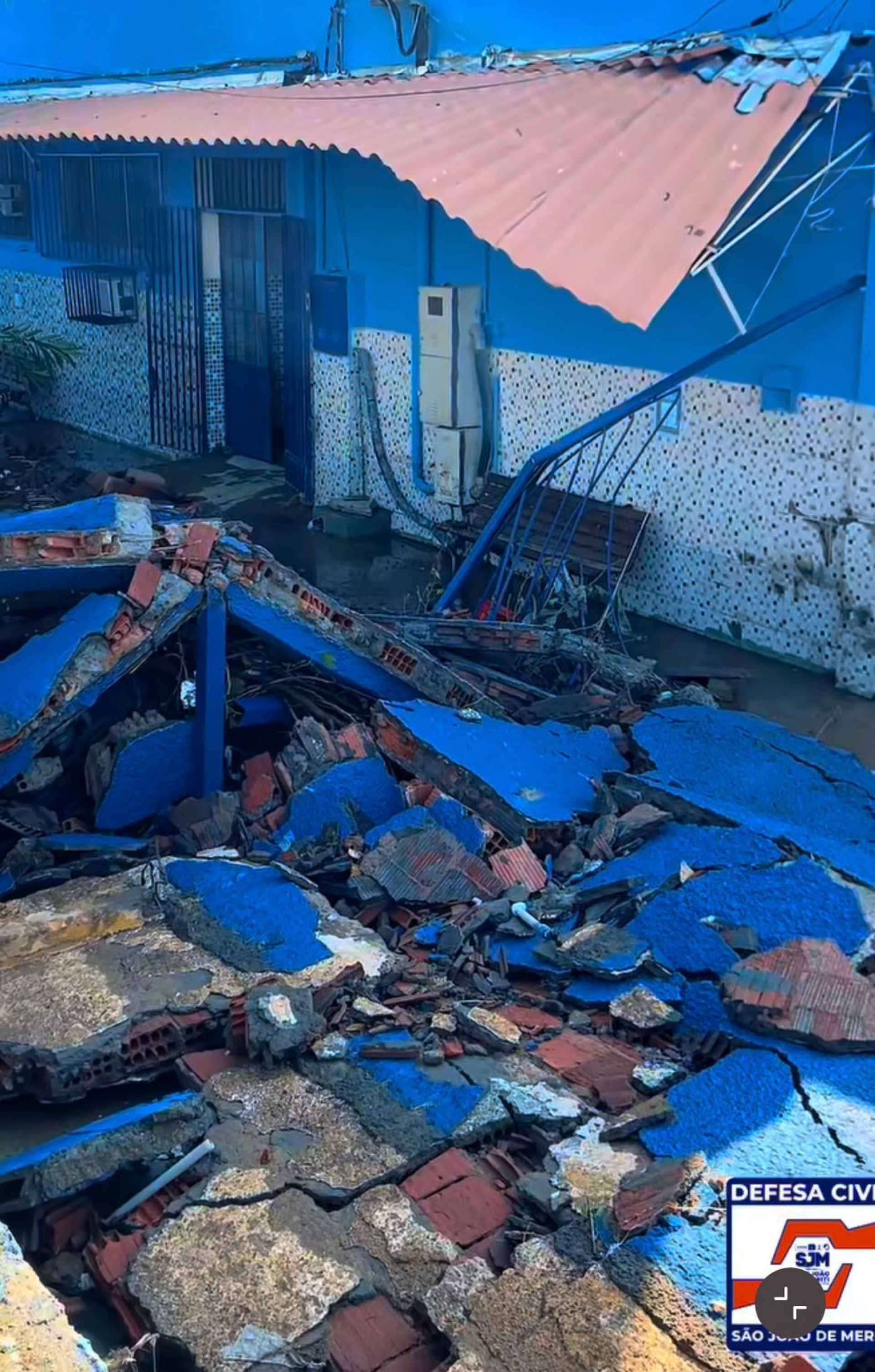 A Defesa Civil realizou vistoria t&eacute;cnica no local onde houve queda de muro, Col&eacute;gio Estadual Regina C&eacute;lia, no Vale da Simpatia - Reprodu&ccedil;&atilde;o/ PMSJM