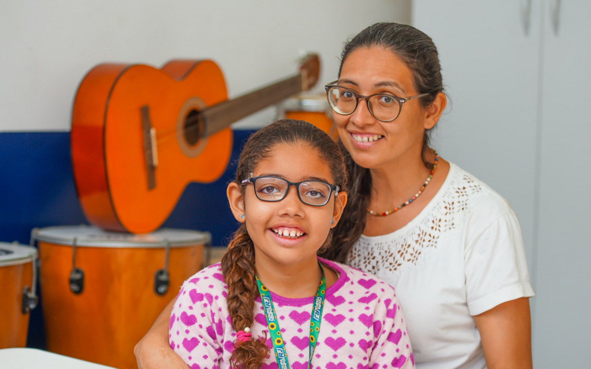 A mãe Daniela levou a filha Mariana Saulos para se inscrever nas aulas de musicalização