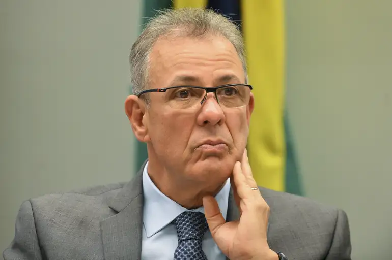 Comissão de Ética pune ex-ministro de Bolsonaro por caso das joias sauditas