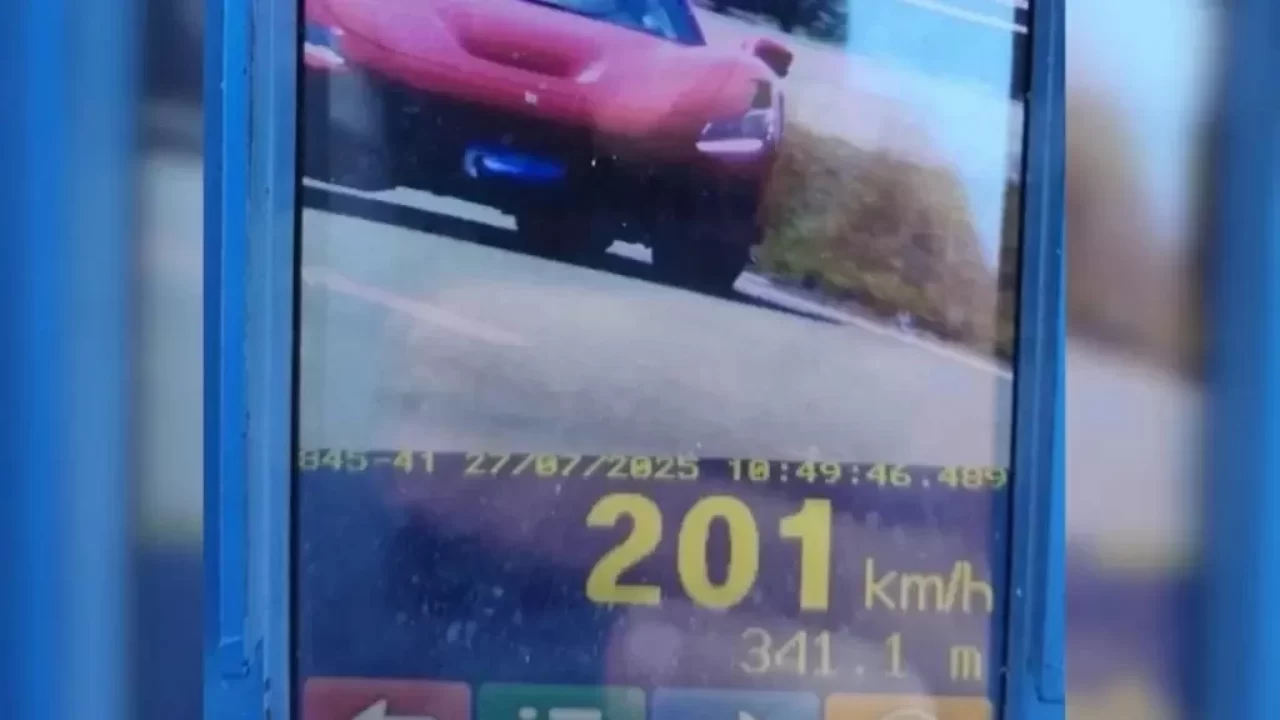 Ferrari é flagrada a 201 km/h em rodovia no interior de SP
