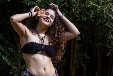 Jovem de 18 anos homenageia Gal Costa com o espetáculo 