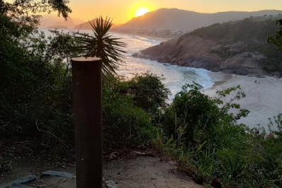 Placa em homenagem a Juliana Marins é reinstalada após cair em ventania, em Niterói