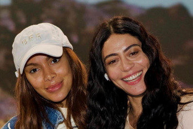 Anitta visita set de 'Nosso Lar 3 – Vida Eterna' e posa com Carol Castro