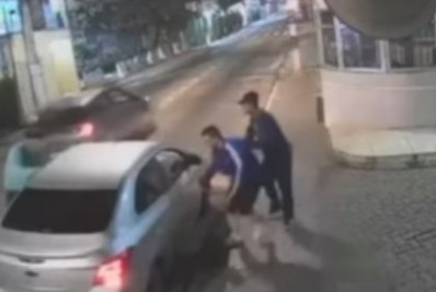Motorista e passageiros são arrancados de carro durante assalto em SP