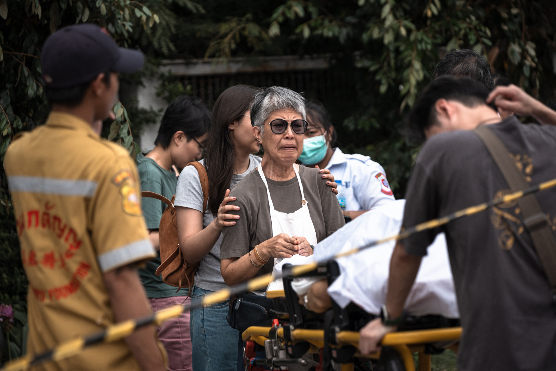 Mulher chora ao ver corpo de vítima do ataque - Chanakarn Laossarakham/AFP/Agência O Dia