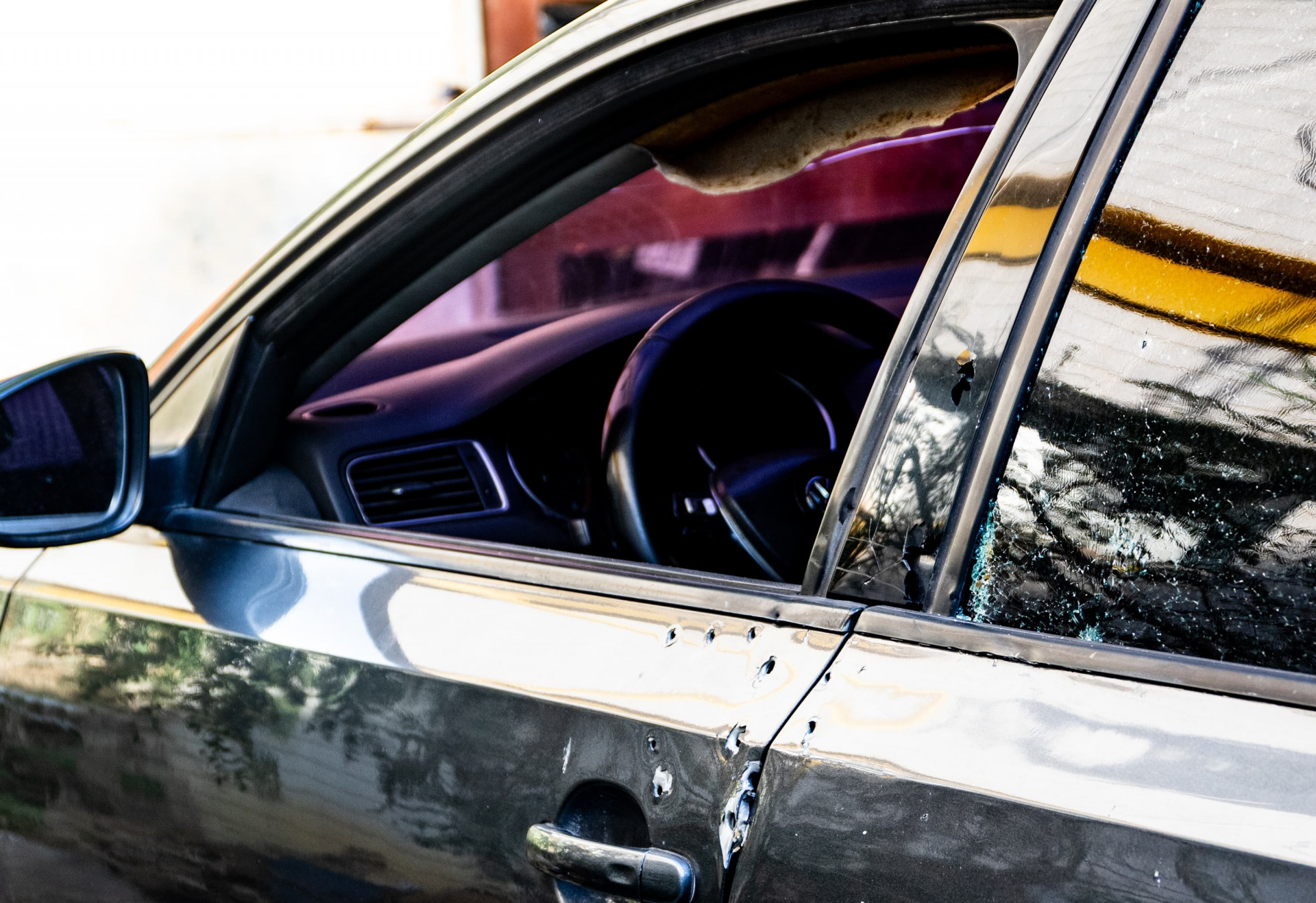 Carro do ex-PM foi atingido por mais de 10 tiros - Érica Martin / Agência O Dia