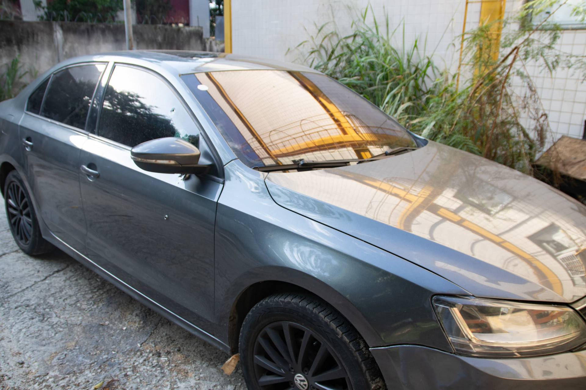 Carro do ex-PM foi atingido por mais de 10 tiros - Érica Martin / Agência O Dia