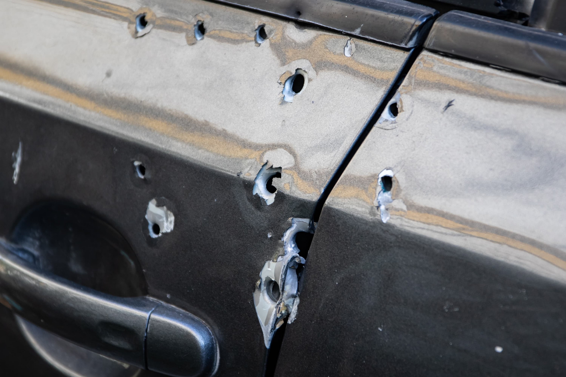 Carro do ex-PM foi atingido por mais de 10 tiros - Érica Martin / Agência O Dia