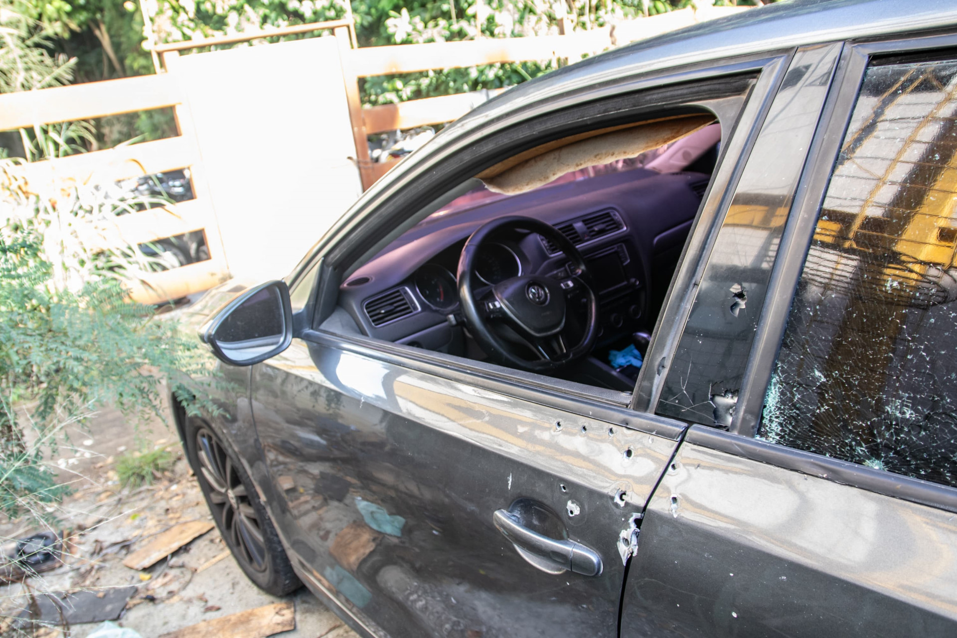 Carro do ex-PM foi atingido por mais de 10 tiros - Érica Martin / Agência O Dia