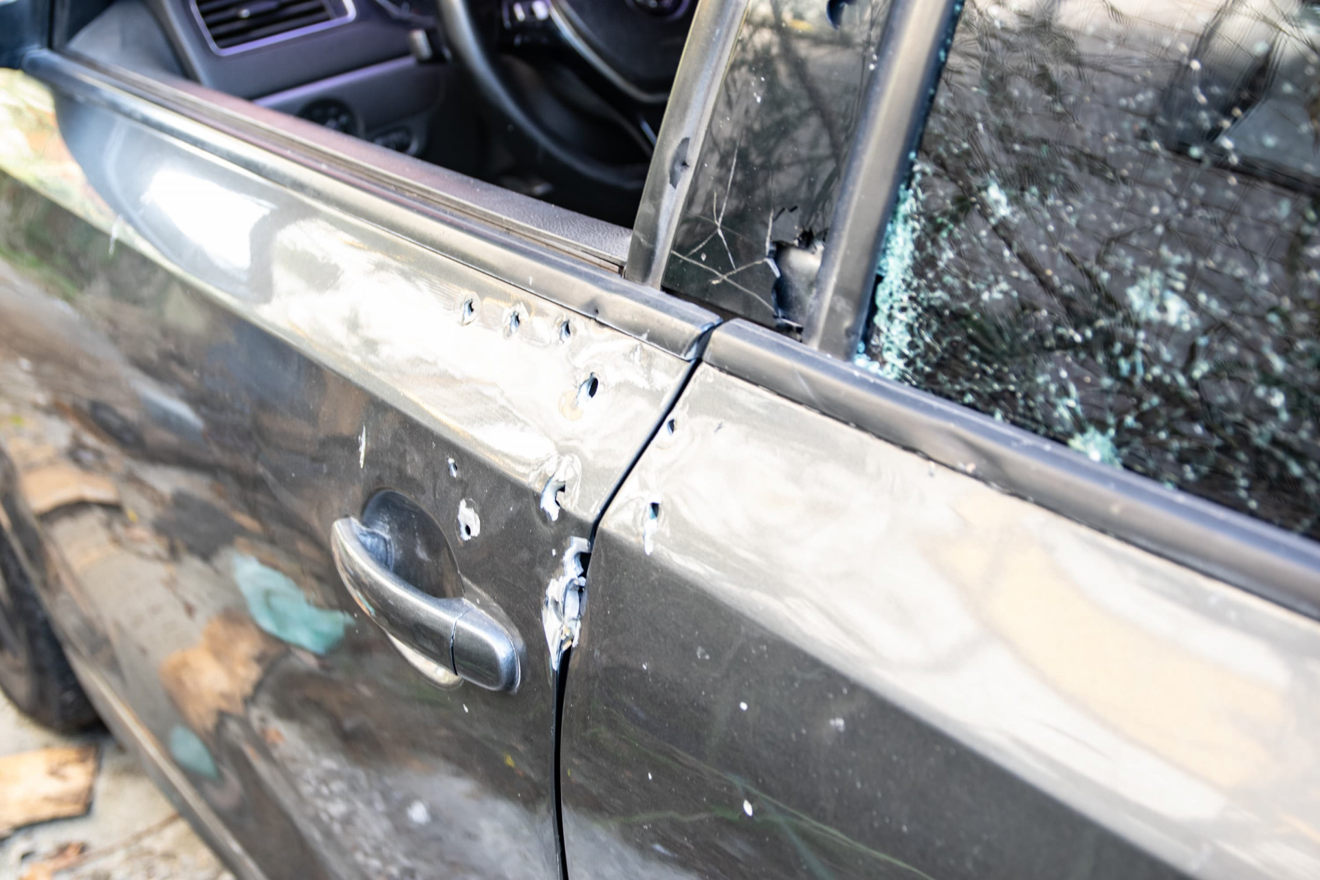 Carro do ex-PM foi atingido por mais de 10 tiros - Érica Martin / Agência O Dia