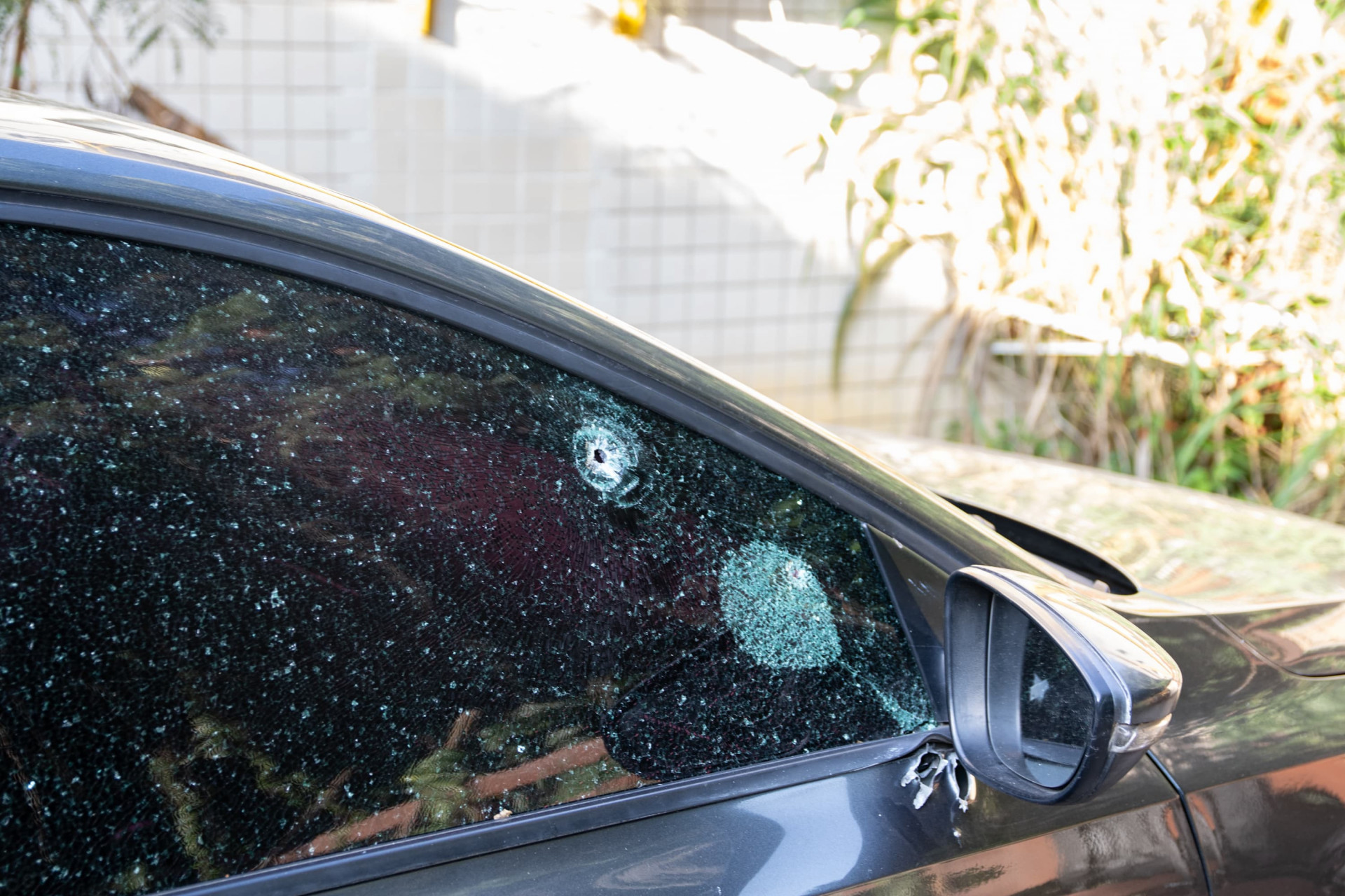 Carro do ex-PM foi atingido por mais de 10 tiros - Érica Martin / Agência O Dia