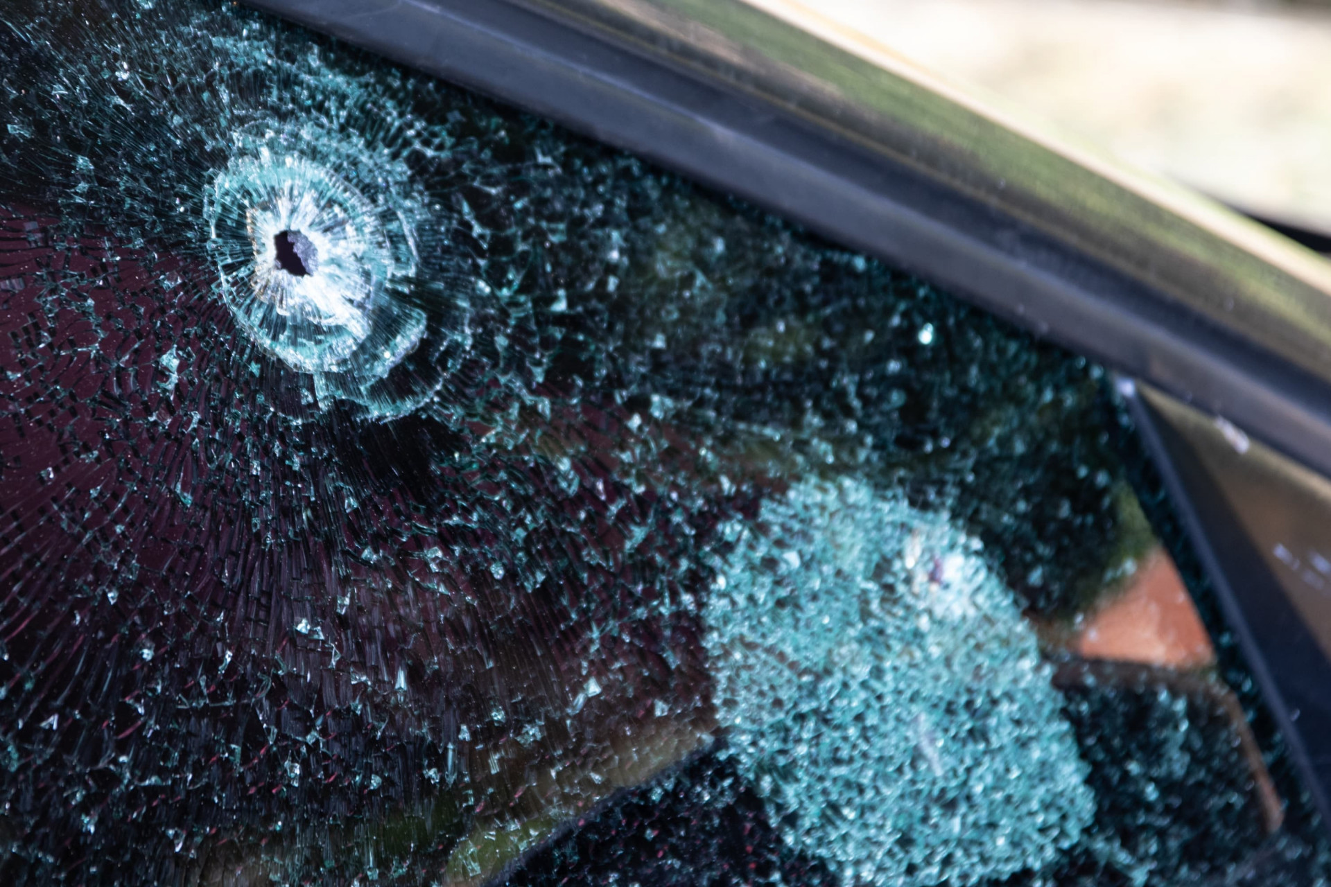 Carro do ex-PM foi atingido por mais de 10 tiros - Érica Martin / Agência O Dia