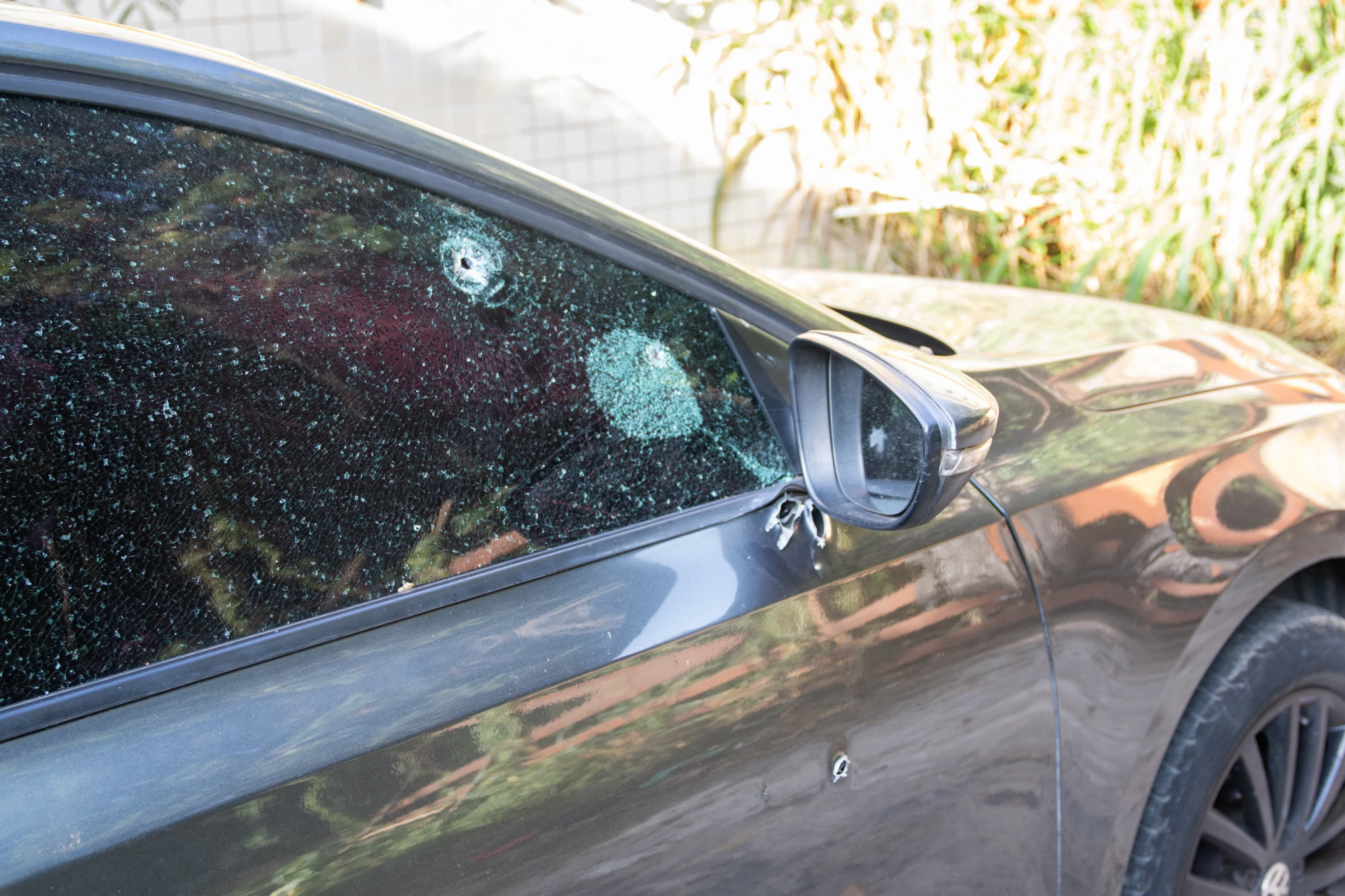 Carro do ex-PM foi atingido por mais de 10 tiros - Érica Martin / Agência O Dia
