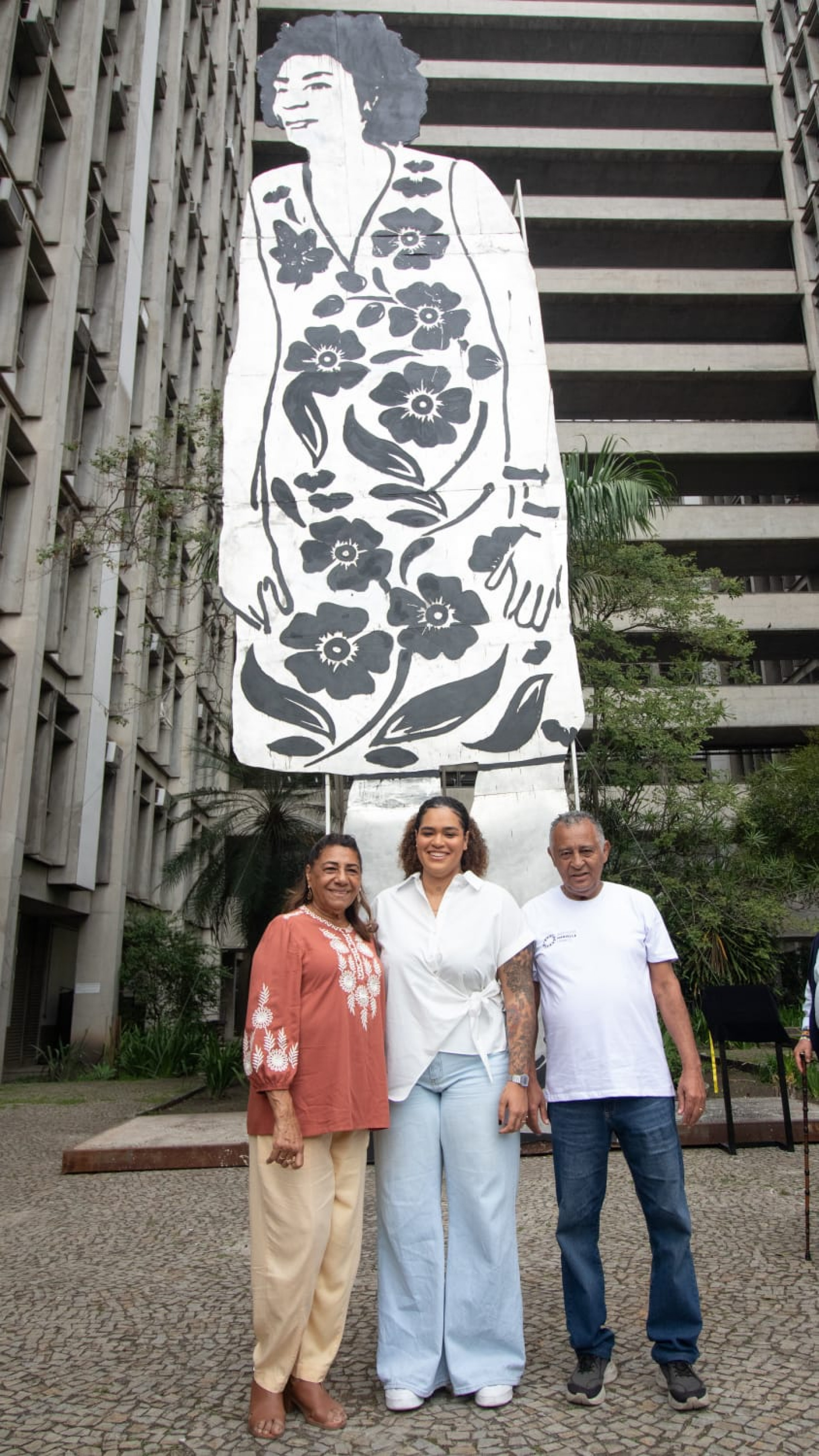Familiares de Marielle em frente à escultura - Érica Martin / Agência O Dia